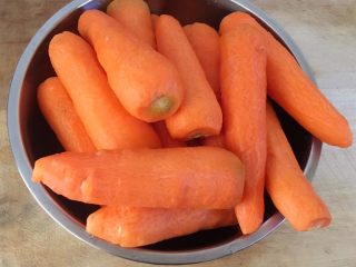 6、胡萝卜大葱猪肉饺子,胡萝卜洗净去皮;