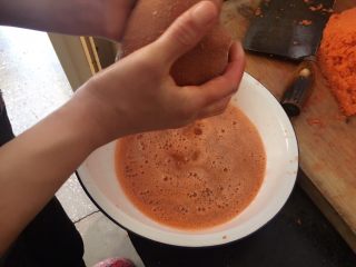 8、胡萝卜大葱猪肉饺子,放入纱布里挤掉水分;