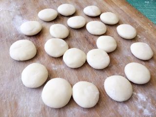 13、胡萝卜大葱猪肉饺子,分成小面团;