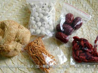 2、猴头菇排骨养胃汤,打开外包装，配料都准备好了。