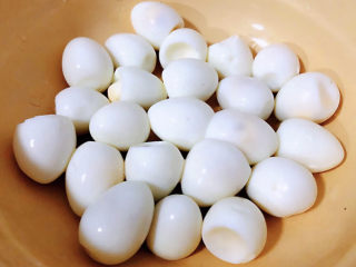 2、鹌鹑蛋烧排骨,鹌鹑蛋煮熟去皮洗净沥干水份