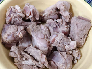 4、鹌鹑蛋烧排骨,焯过水的排骨立即放入冷水中，多冲洗几遍，洗净沥干水份。