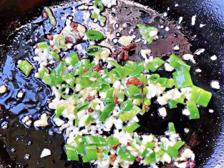 5、鹌鹑蛋烧排骨,锅中倒入底油加热，放入花椒和八角炸香，再放入葱姜蒜爆香。