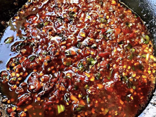 6、鹌鹑蛋烧排骨,放入灵魂调味料豆瓣酱、酱油、糖、炒出红油。