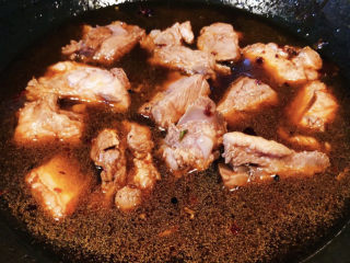 8、鹌鹑蛋烧排骨,倒入适量清水持续大火炖煮。