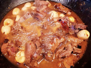 10、鹌鹑蛋烧排骨,九成熟时放入盐和味精改小火慢炖。