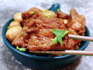 14、鹌鹑蛋烧排骨,排骨多汁入味，更是唇齿留香，回味无穷。