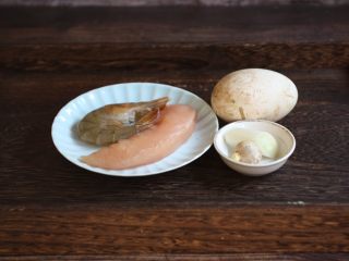 1、鹅蛋羹～孕妇餐,准备食材：鹅蛋、鸡小胸肉、鲜虾、葱姜。