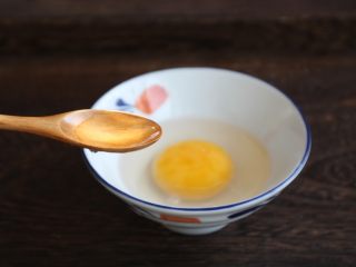 2、鹅蛋羹～孕妇餐,鹅蛋磕入碗中，放入1小勺的白糯米酒。