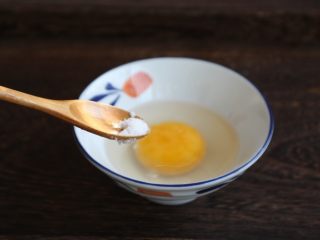 3、鹅蛋羹～孕妇餐,放入少许的、约1g的盐（依个人口味）。