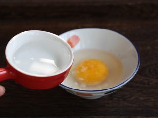 4、鹅蛋羹～孕妇餐,放入120g的矿泉水（鹅蛋和矿泉水的比例是：1.2）。