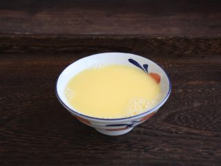 5、鹅蛋羹～孕妇餐,借助工具打成鹅蛋液。