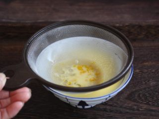 6、鹅蛋羹～孕妇餐,用滗网过滤两次鹅蛋液，将鹅蛋的筋膜过滤出去。