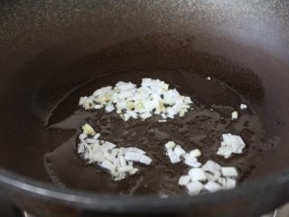 7、鹅蛋羹～孕妇餐,热锅凉油，放入葱花和蒜末，炒出香味。