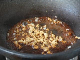 8、鹅蛋羹～孕妇餐,放入鸡肉泥，放入少许的白胡椒粉和少许的生抽、少许的水，翻炒均匀。