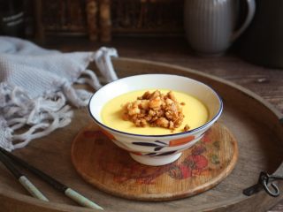 10、鹅蛋羹～孕妇餐,放入2勺的鸡肉末炒鲜虾蓉即可食用。