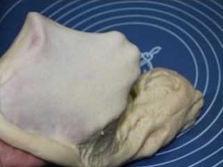 4、培根沙拉面包,面团已至完全阶段，可以拉出膜了