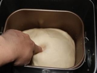 6、培根沙拉面包,发到2-2.5倍大，用手指按一下不回缩就表示发好了