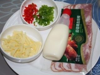 8、培根沙拉面包,准备好其它辅料