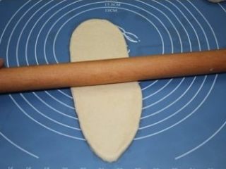 9、培根沙拉面包,取一个面团擀成长条形