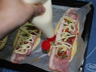 11、培根沙拉面包,撒上青红椒，摆上奶酷条，再挤上沙拉酱