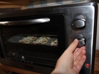 12、培根沙拉面包,入烤箱开启发酵功能25分钟