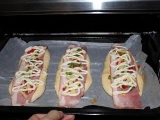 13、培根沙拉面包,烤箱预热至170度，上下火，20分钟即可