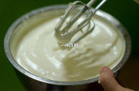 2、无水脆皮小蛋糕,全蛋打发要求是高速，至黏稠状态，低落的蛋液不会马上消失