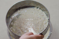 3、无水脆皮小蛋糕,分2次刷入低筋粉，第一次刷入低筋粉搅拌均匀后再刷入一次