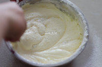 4、无水脆皮小蛋糕,橡皮刀侧面接触蛋糊，从时钟2点的位置开始通过中心然后到达8点的位置，然后贴着盆的侧面在9点的位置翻起来糊，左手反时针方向转动盆子，重复30—40次左右，面粉看不见，搅拌均匀