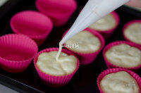 5、无水脆皮小蛋糕,把面糊放入裱花袋，面糊挤入模具