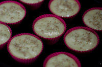 6、无水脆皮小蛋糕,表面撒些芝麻，也可以是杏仁或者是瓜子仁等