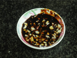 6、手撕茄子,将蒜末放在碗里，加入生抽拌匀待用