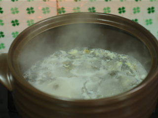 11、手撕茄子,撒入虾皮和鸡蛋液，用筷子快速划散后加盐调味