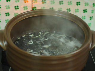 10、手撕茄子,紫菜撒入汤锅里