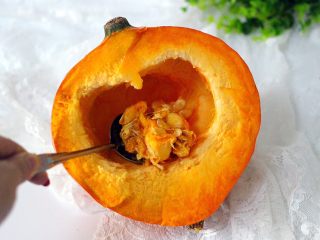 2、#甜味#双色南瓜玫瑰花,用勺子挖出南瓜的籽