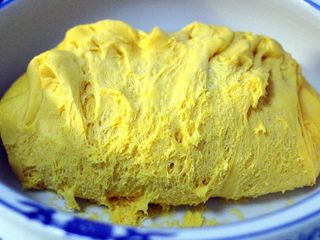 7、#甜味#双色南瓜玫瑰花,醒发好的面团是这样的