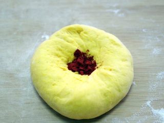 8、#甜味#双色南瓜玫瑰花,取一块面团加入红曲粉揉匀备用