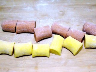 11、#甜味#双色南瓜玫瑰花,用刀切成大小一致的剂子