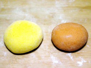 9、#甜味#双色南瓜玫瑰花,取两块大小一致的面团揉匀