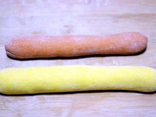 10、#甜味#双色南瓜玫瑰花,用手搓成长条后