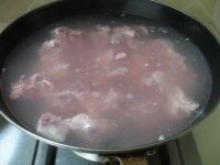 1、可乐酸梅排骨 ,买回来的排骨用清水浸泡一小时，充分的将血水泡出来；