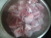 2、可乐酸梅排骨 ,排骨放入锅中，倒入清水，开大火焯排骨,焯的时候不要改锅盖,焯至排骨变色捞出备用；