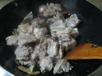 4、可乐酸梅排骨 ,炒出香味后放入大料、桂皮翻炒片刻；