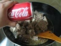 5、可乐酸梅排骨 ,放入焯好的排骨翻炒均匀；