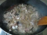 6、可乐酸梅排骨 ,放入可乐、少量老抽大火烧开；