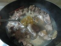 7、可乐酸梅排骨 ,撇去浮沫；