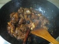 8、可乐酸梅排骨 ,放入酸梅酱，盖上盖子转小火开始炖排骨；