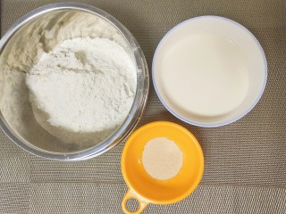 1、#宝宝辅食#奶香小馒头,备好食材