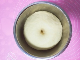 4、#宝宝辅食#奶香小馒头,发好的面团，用手指戳一个洞，面团不塌陷，洞不回弹，即可